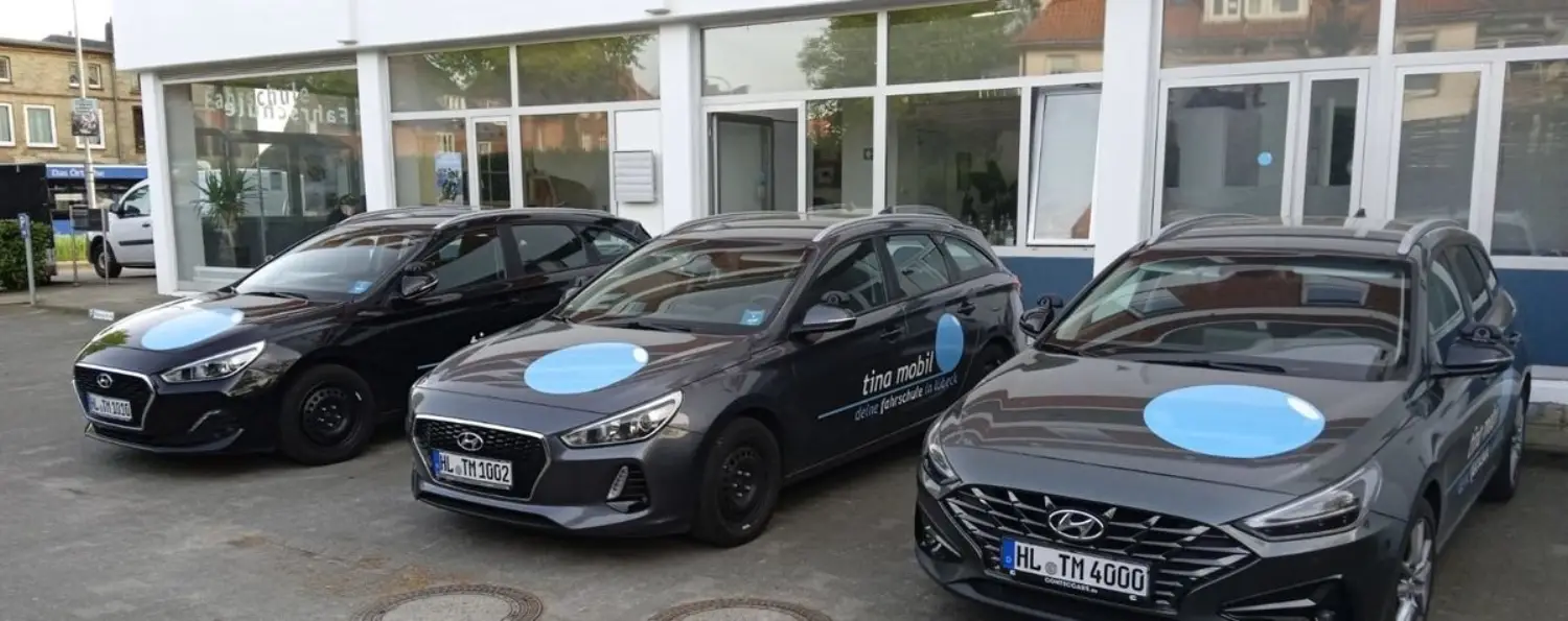 Die Fahrschulfahrzeuge von tina mobil vor dem Büro in Lübeck